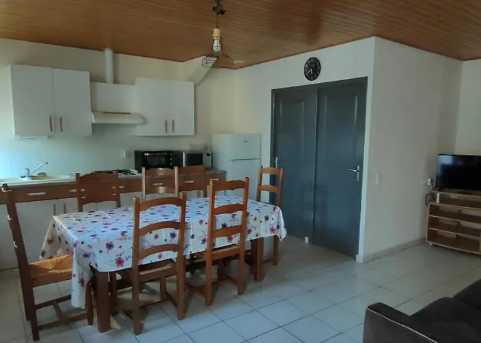 Le Logis 3 Etoiles Кемпинг Сен-Жан-де-Мон